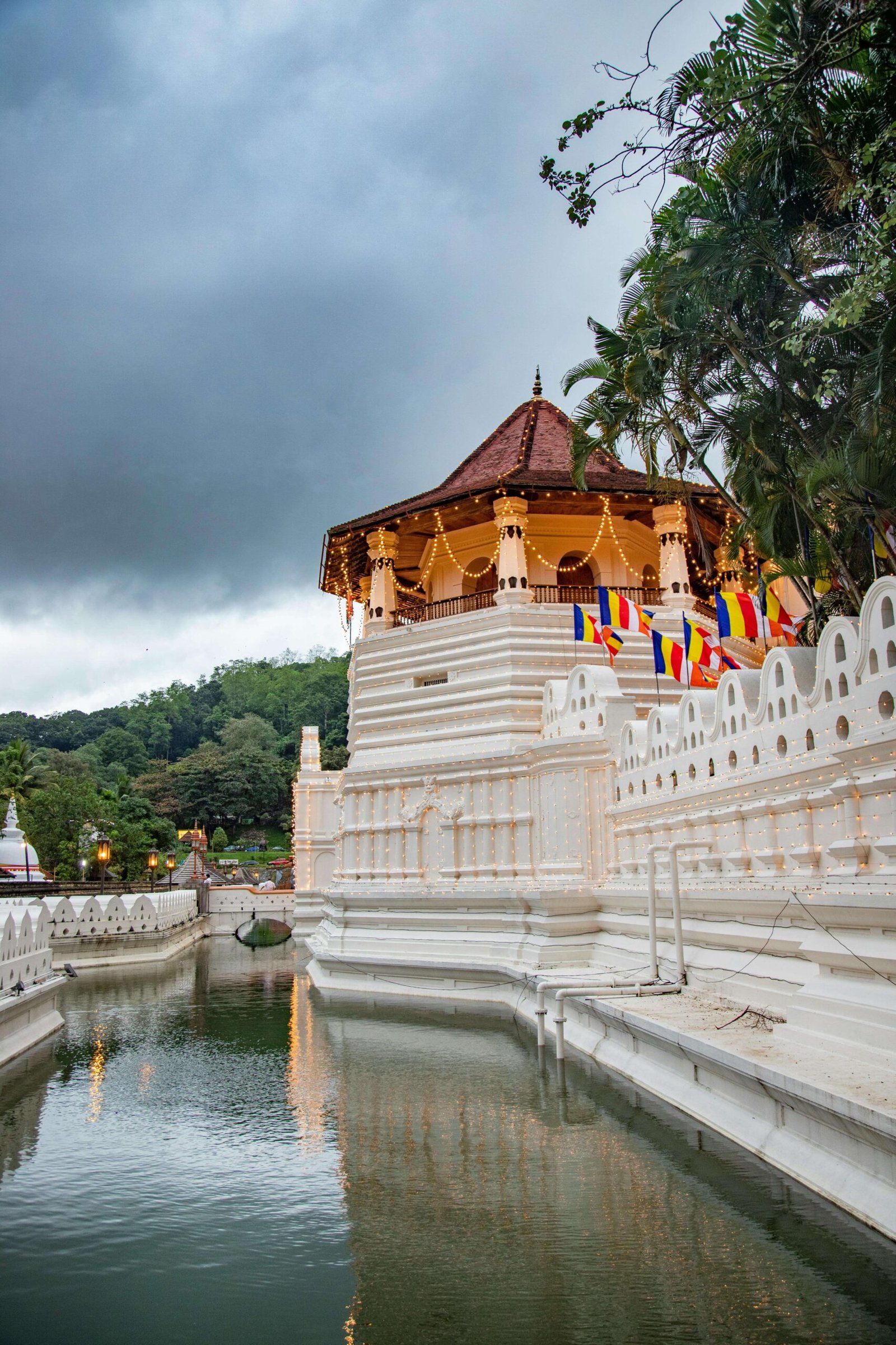 templ-of-tooth-relic-kandy-srilanka-lankaawo-travels