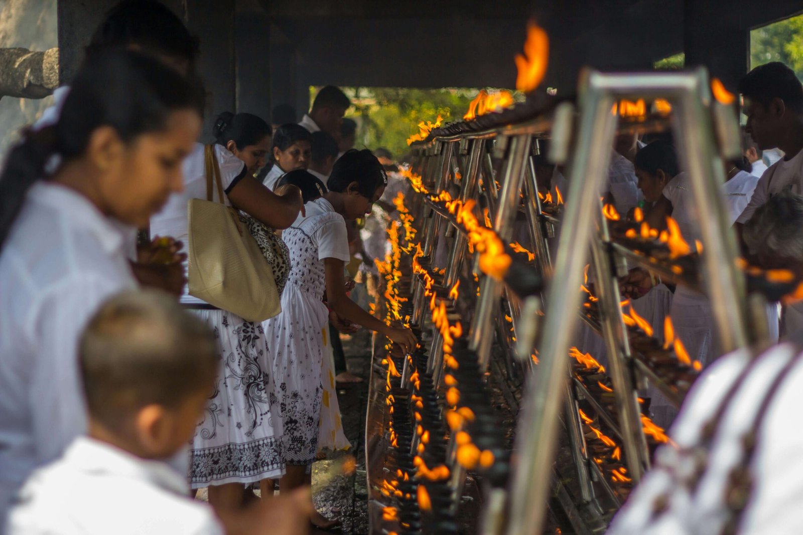temple-oil-lamp-srilanka-lankaawo-travels