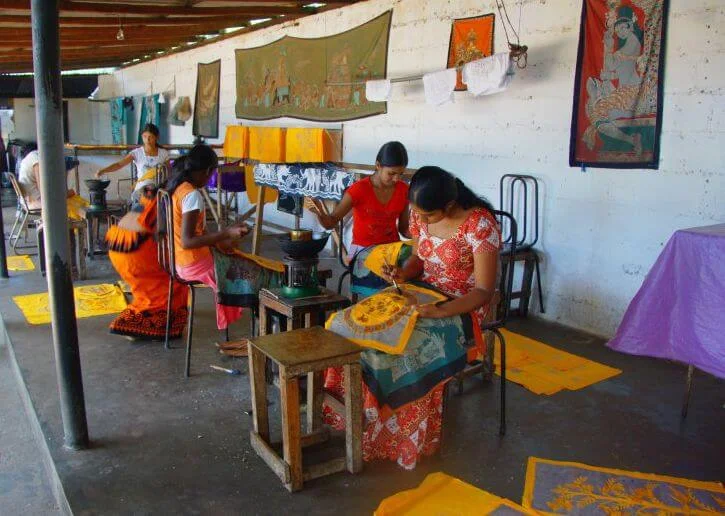 traditional art srilanka lankaawo travels srilanka batik
